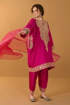 Pakistani Embroidered Suits, Rani Pink Contrast Colour, How To Style Kashmiri Pheran, Pheran Style Suit, Tilla Designs Kashmiri, Tilla Work Embroidery Suits, Phiran Kashmiri, Kashmiri Suits Design, Modern Punjabi Outfits