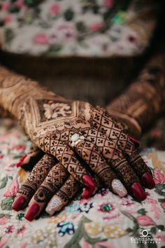 Kshitiz Sharma Photography Mehndi Shoot Wedding Photography, Mehandi Poses Photography, Mehendi Photography Bridal, Bridal Mehendi Designs Wedding, Haldi Ceremony Outfit, Bride Photos Poses, Bride Photography Poses