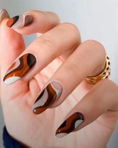 Orange And Brown Nail Designs, Brown Orange Nails, Aesthetic Nails Brown, Fall Swirl Nails, Brown And Orange Nails, Orange And Brown Nails, Brown Swirl Nails, Nail Art Brown, Brown Manicure