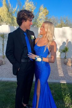 Royal Blue Prom Dresses Long, Blue Prom Dresses Long, Homecoming Poses, Prom Pictures Couples, Royal Blue Prom, Prom Picture Poses, Prom Photoshoot, Blue Prom Dresses, Prom Couples