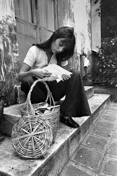 Style Jane Birkin, Jane Birken, Jane Birkin Basket, Jane Birkin Style, Shopping In Paris, Cool Attitude, Ursula Andress, Isabelle Adjani, Francoise Hardy