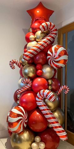 Balloon Christmas Tree, Red Green White Christmas, Green White Christmas, Balloon Pillars, Christmas Party Backdrop, Balloon Christmas, Balloon Tree, Christmas Balloon Decorations, Holiday Balloons