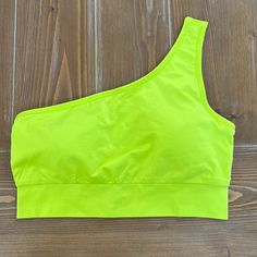 Green Fashion Outfits, One Shoulder Bra, Verde Neon, Fashion Outfit, Sports Bras, Neon Yellow, Green Fashion, Pink Yellow, Women's Intimates