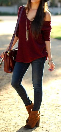 Fall outfit - jeans brown boots one-sleeve burgundy shirt Boho Fall Outfits, Jeans Outfit Fall, Look Jean, Loose Top, Burgundy Sweater, Kate Moss