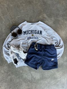 Shorts Shirt Outfit, New Balance Outfits, Outfit Ideas Easy, Vintage Street Wear, Vintage Nike Shorts, Shirt Outfit Ideas, Everyday Casual Outfits, Fasion Outfits, Guys Clothing Styles