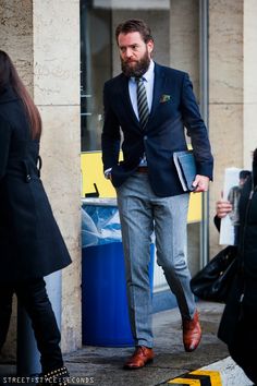 Sport Coat With Jeans, Sport Coat And Jeans, Navy Blazer Men, Berlin Street, Gents Fashion, Gq Style, Light Blue Dresses