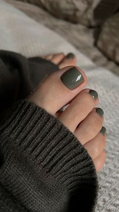 Discover Trendy Summer Toe Nail Colors & Designs for 2024 Fall Toe Nail Colors Autumn, Neon Pedicure, Toe Nail Colors, Fall Toe Nails, Fall Pedicure, Lime Green Nails, Fall Toes, Summer Pedicure, Gel Pedicure