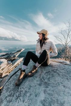 Best Walking Shoes For Women Hiking, Hiking Outfit Blundstone, Blundstone Travel Outfit, Uk Hiking Outfit, Blundstone Jeans Outfit, Blundstone Hiking Outfit, Blunderstone Outfit, Brown Hiking Boots Outfit, Blundstone Women Outfit Dressy