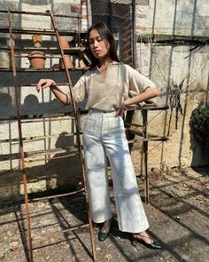 How French Girls Are Wearing the Anti–Skinny Jean Trend | Who What Wear UK Flare Jean Outfits, 90s Baggy Style, Style Flare Jeans, Flare Jeans Outfit, Black Bootcut Jeans, Trend Outfit, Faux Fur Cropped Jacket, Long Overcoat, Jean Trends