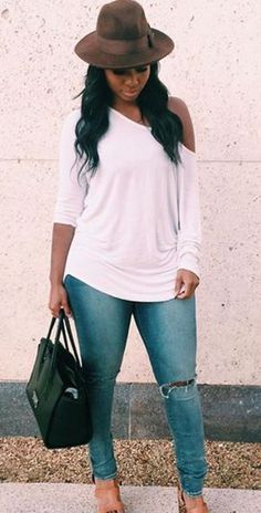 1. Neutral Hat 2. Off-shoulder Top 3. Jeans 4. Neutral Sandals Moda Vintage, Outfits With Hats, Curvy Fashion, Outfits Casuales, Cute Fashion, Chic Outfits, Shirt Design, Casual Chic