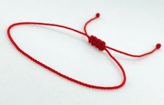 Esta pulsera es muy delgada tiene un nudo cada lado y esta tejidas en la parte de abajo. Simple red string bracelet for protection from the evil eye. Casual Red Braided Bracelets, Red String Bracelet, Bracelet Simple, Red String, Protection Bracelet, String Bracelet, Braided Bracelets, Infinity Bracelet, Promise Rings