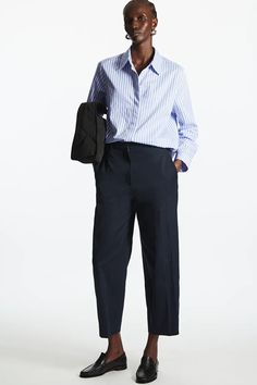 CHINOHOSE MIT BARREL-BEIN - NAVYBLAU - Hosen - COS Whistles Barrel Leg Jeans, Blue Cotton Wide-leg Chinos, Cos Shorts, Cos Trousers, Cos Black Dress, Navy Outfit, Navy Pants, Pants Men