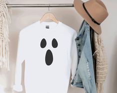 Halloween is here! Its time to get SPOOKY This Ghost Face Fall Crew Neck Sweater is the perfect sweatshirt to throw over a pair of jeans or a maxi skirt with some sneakers. We are loving this Ghostface Sweater ♥ Perfect sweater to venture off to the haunted house or ghost walk tour! This Ghost Face Sweater comes in Black or White (other colours available upon request) with the graphic being white (on the black sweater) or black (on the white sweater) This sweater is a unisex crew and fits big - Fun White Hoodie For Fall, Ghostface Sweater, Sweatshirt Design Ideas, Ghost Walk, Funny Fall, Perfect Sweater, Ghost Face, Fall Sweater, Ghost Faces