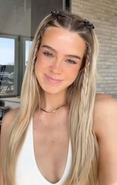 Festival Hair Down Styles, Festival Hair Pigtails, Festival Hair Inspiration, Hair Inspo Festival, Hair Styles For Clubbing, Edm Concert Hair, Festival Hair Straight, Straight Hair Summer Hairstyles, Euro Summer Hairstyles