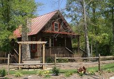 a log cabin sits in the middle of a wooded area