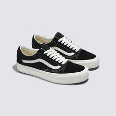 It is safe to assume we all know and love Vans. Meet the mens Old Skool VR3 Shoe - Black & Marshmellow your classic low top vans sneaker. Made for your daily trots oa pop of simple and cool style. Low Top Vans, Plain Black T Shirt, Mens Vans Shoes, Platform Vans, Mens Shoes Black, Surf Accessories, Shoes Vans, Shoe Black, Vans Off The Wall