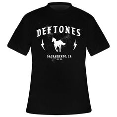 - T-Shirt Deftones Pour Homme - Visuel Inspiré de la Pochette de l'Album "White Pony" (2000) Avec l'Ajout d'Éclairs sur les Cotés - Merchandising 100% Officiel des Deftones Visitez la Boutique de T-SHIRTS DE METAL ALTERNATIF et Retrouvez Tous les PATCHS ROCK ET METAL ! White Pony Deftones, Boutique, T Shirts