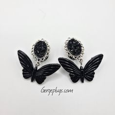 🖤You'll Receive One Pair Of These Drop/ Dangle Plugs: All Black & Silver With Large Butterfly  These Gothic Plugs Were Designed To Be Hider Gauges For Halloween Or For Any Occasion Your heart desires. 🖤MATERIALS USED VARIES DEPENDING ON YOUR PLUG SIZE! Sizes 0g- 9/16: Will Be Done In 316L Surgical Steel Tunnels ( Single Flared W/ One Silicone "O" Ring) Sizes 5/8-1":  Will Be Done In Acrylic Plugs ( No Flare, Two Silicone "O" Rings Provided) ◾IMPORTANT MEASUREMENTS: Setting measures 18mmx 13mm Dangle Plugs, Fake Plugs, Plug Earrings, Largest Butterfly, Ring Der O, Gauged Earrings, Plugs Earrings, Gauges Plugs, Black Butterfly