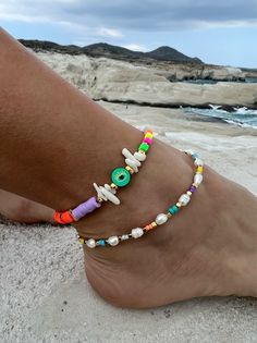 Add a touch of unique style to your summer wardrobe with these stunning handmade ankle bracelets! Summer Anklets Diy, Diy Ankle Bracelets, Braided Anklets, Handmade Ankle Bracelets, Pop Jewelry, Ankle Bracelets Diy, Beaded Ankle Bracelets, Beaded Ankle, Summer Anklets