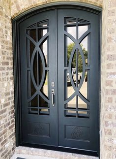 Metal Double Doors Entrance, Iron Door Design Front Entry House, Modern Iron Door Design, Iron Doors Modern, Garden Appartement, Craftsman Front Doors, Black Exterior Doors, Wrought Iron Front Door, Porte In Ferro