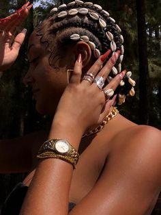 Braid Hairstyles For Men, Short Braid Hairstyles, Short Braid, Hairstyles Accessories, Beach Seashells, Spiral Shell, Short Locs Hairstyles, Braids Hairstyles Pictures, Cowrie Shells