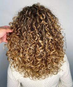 Long Natural Curls, Mid Length Curly Hairstyles, Long Layered Curly Hair, Layered Curly Haircuts, Long Curly Haircuts, Natural Curly Hair Cuts, Medium Length Curly Hair, Highlights Curly Hair, Layered Curly Hair