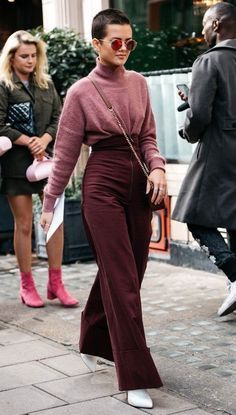 Check more at https://beautyfashionideas.com/heels/19884/ Outfit Pantalon Vino, Outfits With Flares, Burgundy Pants, Stil Inspiration, Ropa Diy, Looks Street Style, Mode Ootd, Modieuze Outfits, Elegantes Outfit