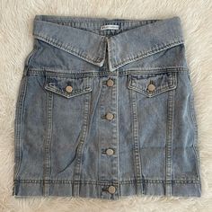 Step Into The Time Machine And Embrace The 90's Vibe With This Trendy Denim Mini Skirt! This Timeless Piece Showcases A Classic Jacket Style, Exuding Effortless Style While Ensuring Maximum Comfort. Crafted From 100% Cotton With No Stretch, It Promises A High-Quality And Durable Garment. The Waist Measures 30 Inches, Providing A Perfect Fit For Those Looking To Rock This Stylish Piece. Whether You're Aiming For A Polished Appearance With A Tucked-In Blouse And Chic Wedges Or A Laid-Back Look Wit Light Wash Skirt With Pockets For Fall, Fall Medium Wash Mini Skirt With Pockets, Fall Denim Mini Skirt With Pockets, Denim Blue Mini Skirt With Pockets For Fall, Fitted Button-up Denim Mini Skirt, Button-up Denim Mini Skirt With Pockets, Trendy Button-up Denim Skirt With Pockets, High Waist Denim Jacket With Pockets, Green Polka Dot Skirt