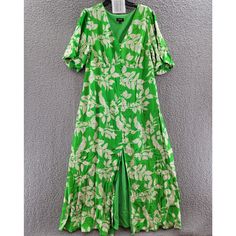 Maree Pour Toi Botanical Print Maxi Dress Women'S 14 Green/Beige V-Neck S/S Maree Pour Toi Botanical Print Maxi Dress Women's 14 Green/Beige V-Neck S/S Retail $149.00 Elevate Your Summer Wardrobe With This Gorgeous Maree Pour Toi Botanical Print Maxi Dress In Size 14. The Dress Features A Beautiful Green And Beige Floral Pattern That Perfectly Complements The V-Neckline And Puff Sleeves. The Button Closure Adds A Touch Of Sophistication To The Dress, Making It Perfect For Both Casual And Dr Tropical Print V-neck Midi Dress For Garden Party, Summer V-neck Dress With Leaf Print, V-neck Leaf Print Dresses For Spring, Spring V-neck Dress With Leaf Print, Green V-neck Tropical Print Dress, Green Tropical Print Maxi Dress With Short Sleeves, Green Tropical Print Short Sleeve Maxi Dress, Green Short Sleeve Maxi Dress With Tropical Print, Green Maxi Dress With Tropical Print And Short Sleeves