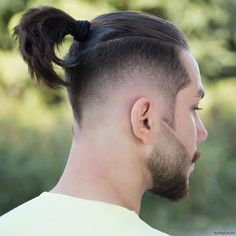 Men's Hairstyles & Cuts’s Instagram profile post: “What do you think of this hairstyle? Comment below 👇 Tag a Friend! ❤️ Credit: @barber.moin 🔥🔥 ➖➖➖➖➖➖➖➖➖➖➖ 👉 FOLLOW US @haircutsmenz 👈 . .” Ponytail Hairstyles For Men, Long Hair Shaved Sides, Man Ponytail, Mens Hairstyles Thick Hair