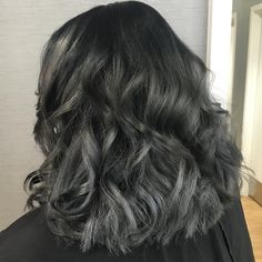 Remetendo ao tom do carvão, esta tendência de coloração é perfeita para mudar o visual de forma discreta, adicionando charme aos fios. Charcoal Hair, Blue Grey Hair, Lovely Hairstyles, Beauty Ideas, Body Mods, Grey Hair, Hair Colors, Hair Ideas, Color Me