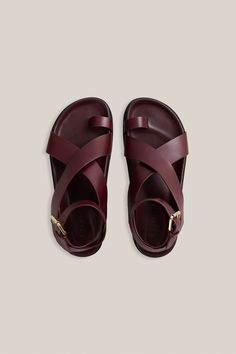 Dad Sandals, Happy Woman Day, Midsize Outfits, Fisherman Sandals, Wide Shoes, Parisian Chic, Indie Fashion, Sandals Summer