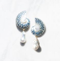 Dive into elegance with our exquisite large baroque pearl earrings, adorned with stunning natural nautilus shells. Handcrafted to perfection, these unique pieces are made to order, offering the choice of clip-on or omega push backings for pierced ears. Ideal for beach vacations and weddings by the shore. New Addition to this listing, a new rare pink nautilus earrings with baroque pearl. measurements: 3 x 1.5  ✨ Features: Large freshwater baroque pearl Natural nautilus shell detailing 🌸 Handmade Luxury Gold Pearl Shell, Luxury Silver Shell Jewelry, Aesthetic Beach Wedding, Mermaidcore Aesthetic, Sea Shell Earrings, Ocean Earrings, Vacation Jewelry, Earrings Beach, Mode Hippie