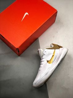 Available in a range of sizes to fit any style, this shoe is a must-have for any fan. Don’t miss out on the opportunity to add this shoe to your collection and experience the ultimate in style, comfort, and performance. Order now and step up your sneaker game! Casual Gold Basketball Shoes With Boost Midsole, Gold Low-top Casual Basketball Shoes, Casual Gold Low-top Basketball Shoes, Gold Leather Basketball Shoes, Gold Leather Round Toe Basketball Shoes, White Synthetic Basketball Shoes With Abzorb Midsole, Sporty Gold Basketball Shoes With Round Toe, Gold Lace-up Basketball Shoes, Kobe 5