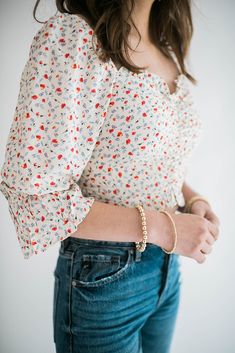 Our Parker floral top brings the ultimate femme vibes to your outfit. This beautiful top has is ruched in the front and has smocking in the back. It has a scoop neckline and can be worn both on and off the shoulder. The flowly sleeves add extra elegance to this simple top. With multiple ways to wear and style this top it is sure to be a go to. Size Chart Features: scoop neckline smocking in the back puff sleeve ruched front detail model is wearing a small. Height 5'7", Bust 34", Waist 25", Hip 3