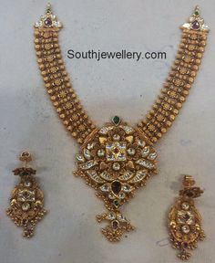 Antique Necklace with Kundan Pendant Antique Kundan Necklace, Kundan Bangles Gold Antique, South Jewellery, Antique Necklace Gold, Stone Jewellery Designs, Gold Temple Jewellery, Antique Necklaces Design, Antique Jewellery Designs, Gold Jewelry Simple Necklace