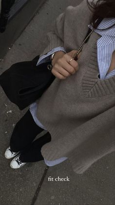 you can see an outfit picture. the girl is wearing white sneakers. black pants. a striped white button up and on top of that a brown pullover. she also has her black chancel purse with her. Winter Outfit Skirt, Sweatpants Aesthetic, Outfit Sweatpants, Outfit Ideas Street Style, Jean Outfit, Chique Outfit, Streetwear Outfit Ideas, Aesthetic Streetwear