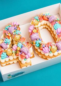 40th Birthday Cake Decorated with Fruits and Macarons. Pastel Cake Decoration Cookie Letters, Tart Base, Cake Decorated With Fruit, Cake Sparklers, Pastel Cake, 40th Birthday Cake, Pastel Cakes, Cupcake Recipes Chocolate