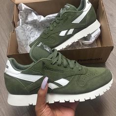 Trendy Womens Shoes, Green Sneakers, Reebok Classic, Gym Shoes, Trendy Sneakers, Crazy Shoes, Suho, Sneaker Head, Tennis Shoes