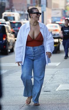 Ashley Graham Casual Outfit, Summer Outfit For Curvy Women, Curvy Outfit Inspiration, Ashley Graham Outfit, Ashley Graham Style Street, Casual Curvy Outfits, Plus Size Airport Outfit, Curvy Outfits Summer, Aesthetic Plus Size