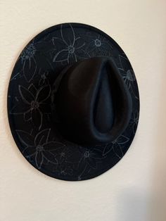 This custom-made black Rancher hat is the perfect way to express yourself. Its wide brim and hand burned flowers provide a subtle, sophisticated look that's unique and eye-catching. Stand out from the crowd with this Black Record custom hat! Get that blind-embossed look with this gorgeous black hat. Cowboy Hat Crafts, Rancher Hat, Hat Custom, Black Hat, Wide Brimmed Hats, Hat Band, Brim Hat, Custom Hats, Wide Brimmed