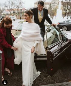 the bride is getting out of her car and ready to go into the wedding ceremony