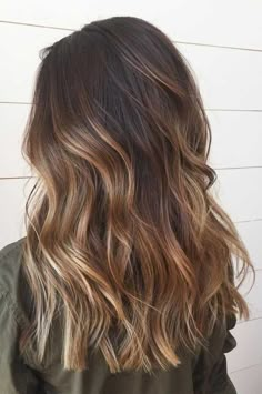 Tendance cheveux 2020 : caramel ou blond polaire, les balayages les plus en vue pour sublimer notre chevelure Brunette Ombre, Bronde Balayage, Brunette Balayage, Balayage Blonde, Hair Color Light Brown, Brunette Balayage Hair, Brown Balayage