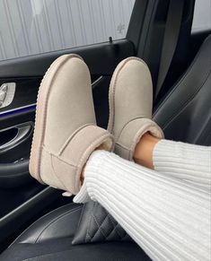 Beige Uggs Outfit, Ugg Slippers Aesthetic, Beige Uggs, Winter Boots 2023, Ugg Beige, Vinter Mode Outfits