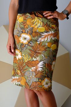 "Cute and funny knee length pencil skirt in jungle print. Skirt in soft cotton jersey with covered elastication at the waist. - No lining - Great vintage condition - Regular cut SIZE Fits like a women's S/M (US) MEASUREMENTS Waist: 34cm = 14\" Hips: 47cm = 18,5\" Length: 62cm = 24,4\" ✂ ---Items are measured laying flat seam to seam and should be doubled for bust, waist and hips" Summer Knee-length Cotton Pencil Skirt, Summer Floral Print Pencil Skirt, Spring Green Skirt With Tropical Print, Spring Tropical Print Green Skirt, Spring Green Tropical Print Skirt, Retro Summer Pencil Skirt Bottoms, Retro Pencil Skirt Bottoms For Summer, Summer Green Relaxed Pencil Skirt, Green Relaxed Pencil Skirt For Summer