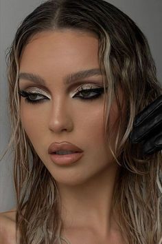 metallic eyeshadow. grunge makeup. grunge eyeshadow. silver and black eyeshadow. Supermodel Makeup, Silver Eye Makeup, Gold Makeup Looks, Metallic Makeup, Silver Makeup, Light Makeup Looks