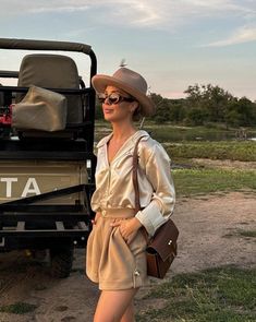 Heading out on a safari adventure soon? You're in the right place as we have 8 elevated safari outfits that you need to pack for your travel! Fedora Outfits Women, Zookeeper Outfit, Fedora Outfit