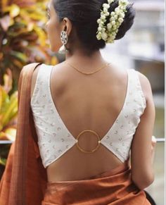 Back End Blouse Designs Como Fazer Short, Sleeveless Blouse Designs, Outfit Elegantes, Inspirational Content, Lehenga Blouse Designs, Blouse Design Images, Blouse Back