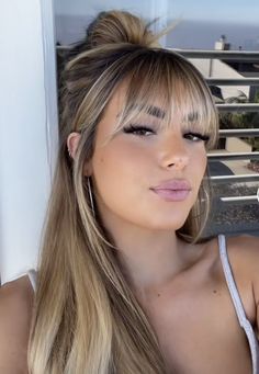 Blonde Hair With Bangs, Blonde Hair Inspiration, Highlights Brown Hair, Long Hair With Bangs, Brown Blonde Hair, Hair Inspiration Color, Hair Inspo Color, Aesthetic Hair, Blonde Highlights