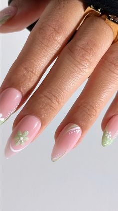 Discover 40 Trendy Acrylic Nails You Can't Get Around This Year! From summery nails to colourful nails, find the perfect look for every season. Embrace girly acrylic nails or keep it elegant with classy acrylic nails. Get inspired by spring acrylic nails and stylish acrylic nails coffin short designs. Whether you're looking for chic Valentine nails or timeless French tip acrylic nails, these trendy ideas will keep your manicure on point all year long! Chestnut Nails, Shellac Nails Fall, Nail Shapes Squoval, Bow Nail Designs, Fall Thanksgiving Nails, Almond Gel Nails, Holiday Manicure, Dark Pink Nails, Bow Nail